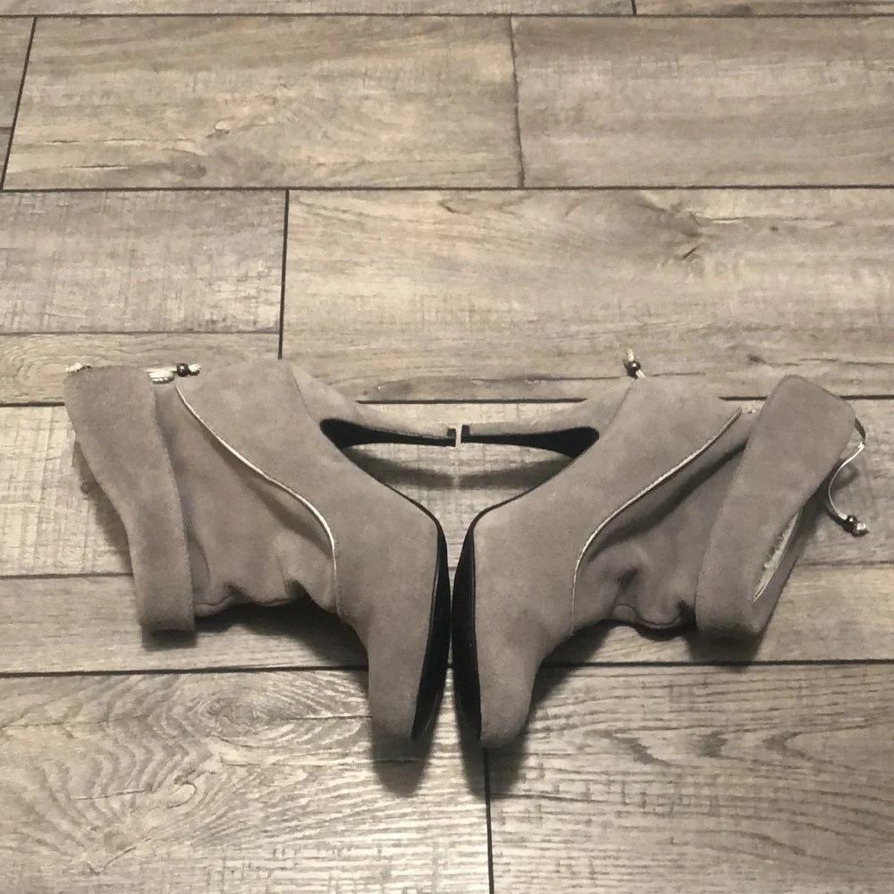 NOW!! Leather upper gray heeled booties with silver lining piping and bow